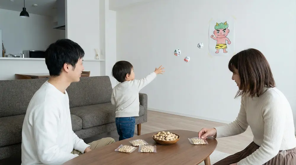 個包装の豆を使い室内を汚さず節分を楽しむイメージ画像