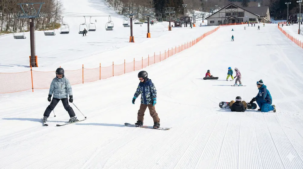 スキー場の緩斜面で練習する初心者を捉えたイメージ画像