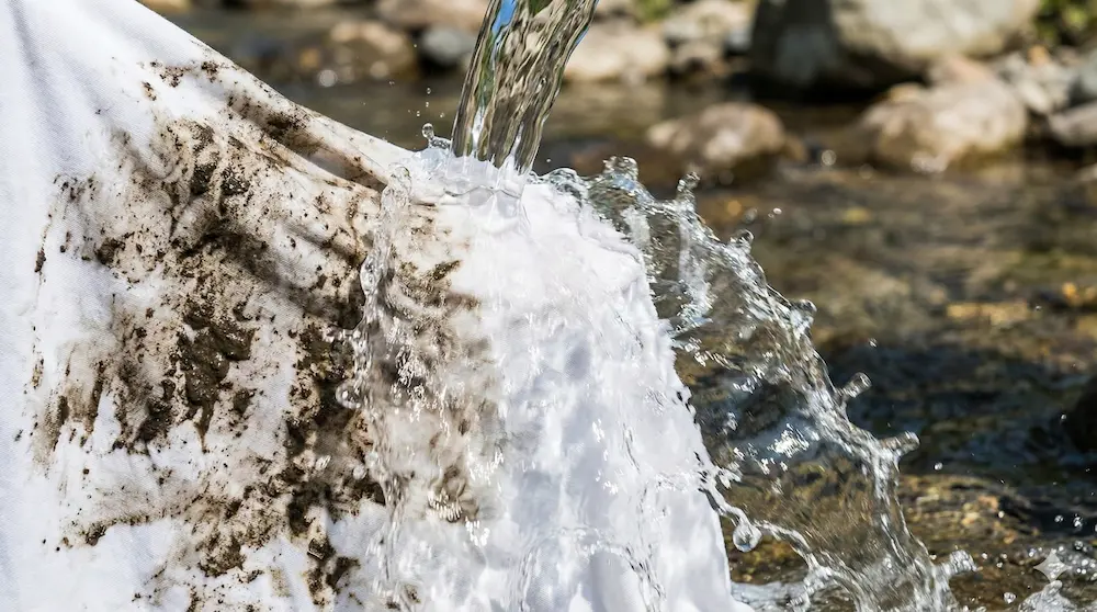 汚れた布を清らかな水で洗い流し意味を整理するイメージ画像