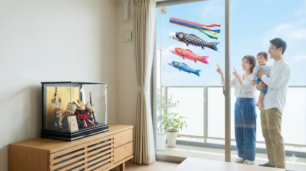 兜と鯉のぼりを両家で分担して飾った室内のイメージ画像