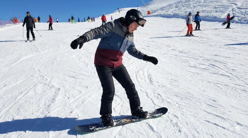 スキー経験者がスノーボードに挑戦するイメージ画像